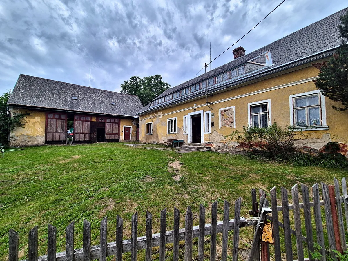 Prodej rodinného domu 312 m², pozemek 1925 m²